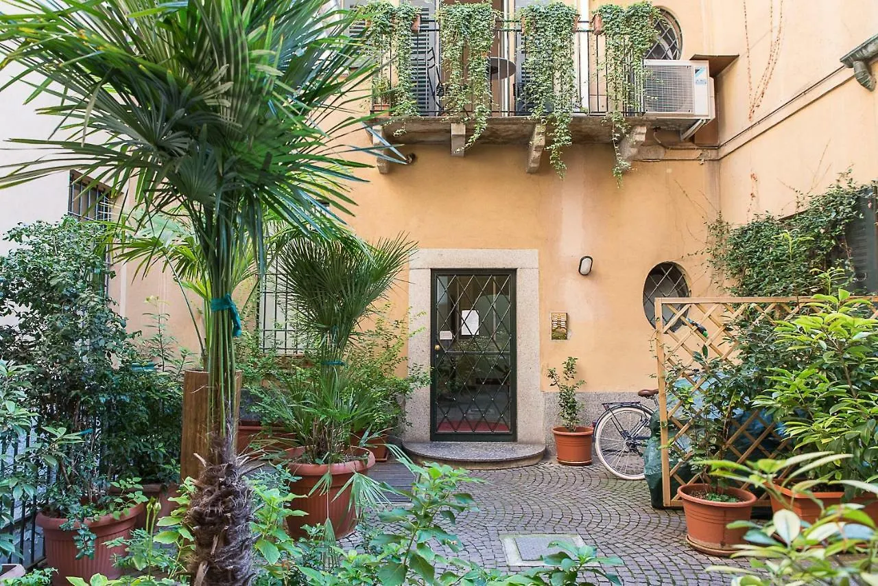 Flowers' Lane Milan Apartment